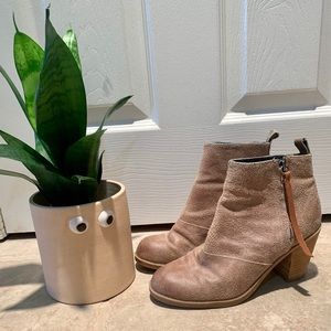 ✨2/$30 Dolce Vita Tan Suede Zipper Ankle B…